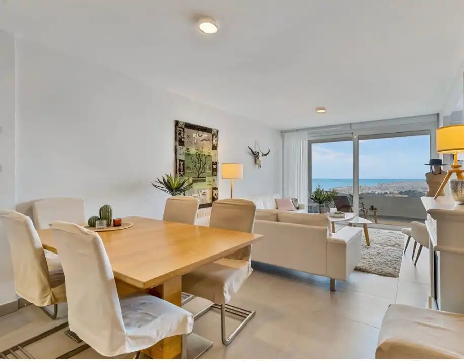 Sala d'estar de Pis en venda en Fuengirola amb Aire condicionat, Terrassa i Traster