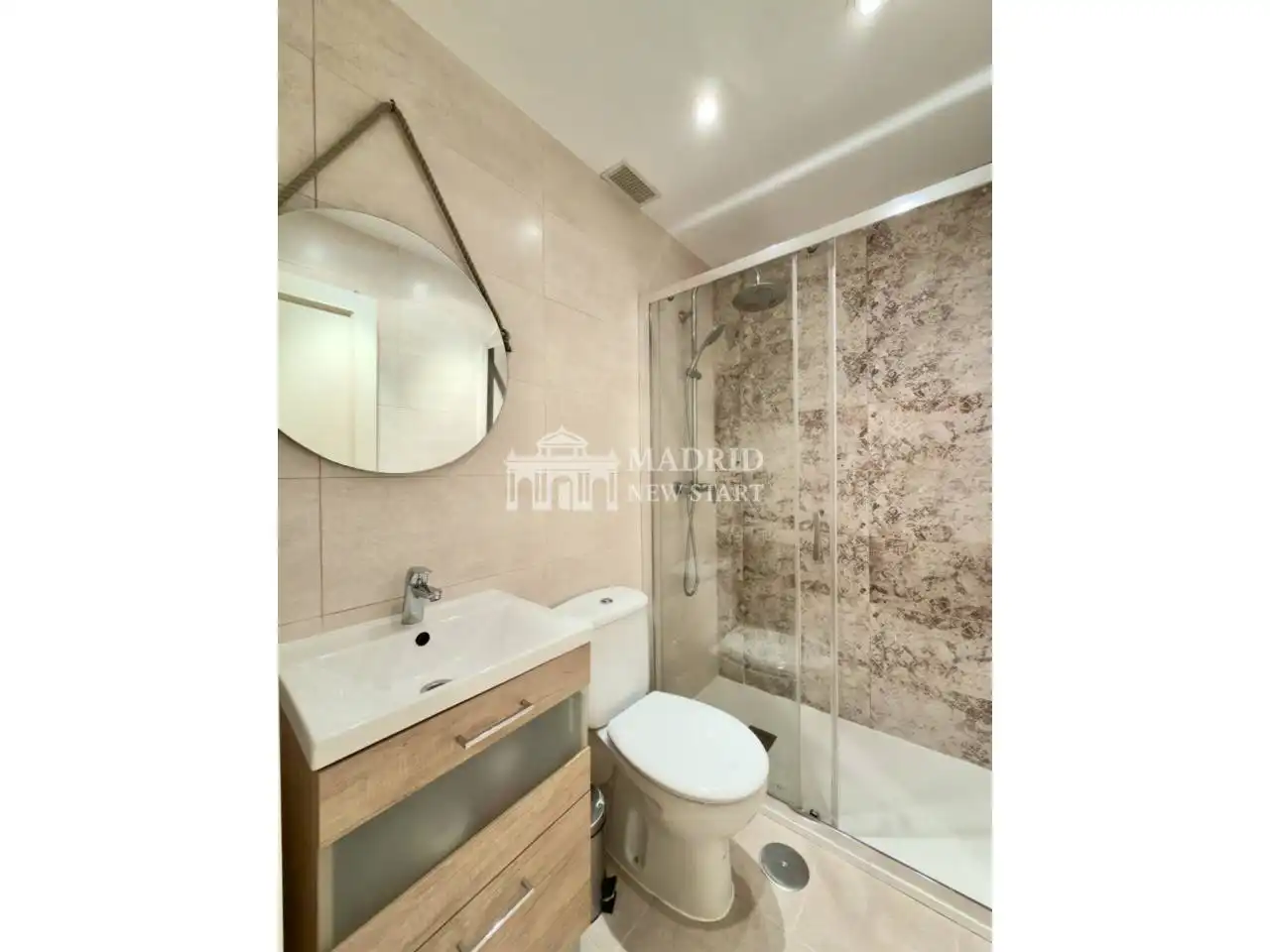 Baño de Piso de alquiler en Madrid con Aire acondicionado, Calefacción y Trastero