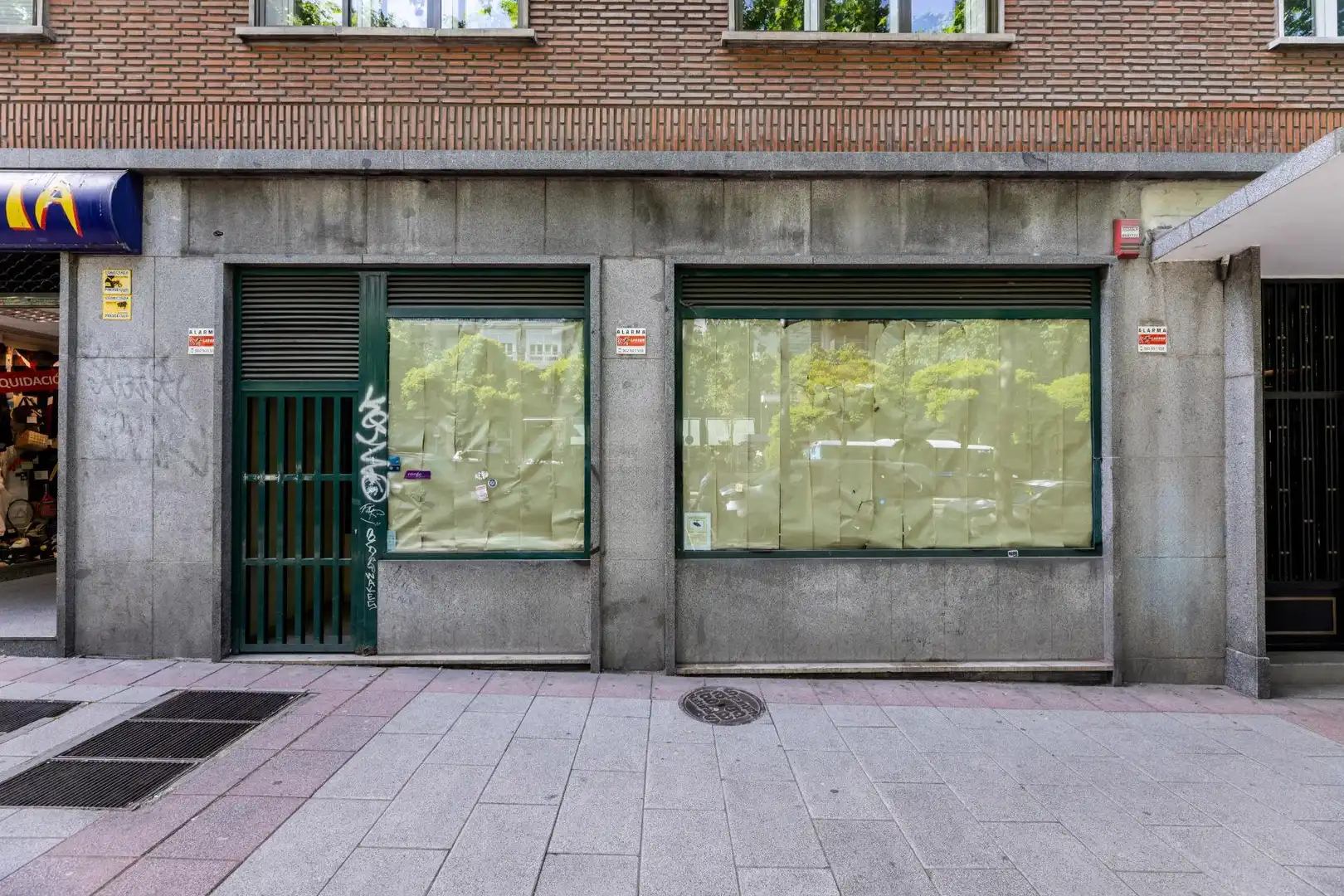 Vista exterior de Local en venda en Madrid amb Aire condicionat