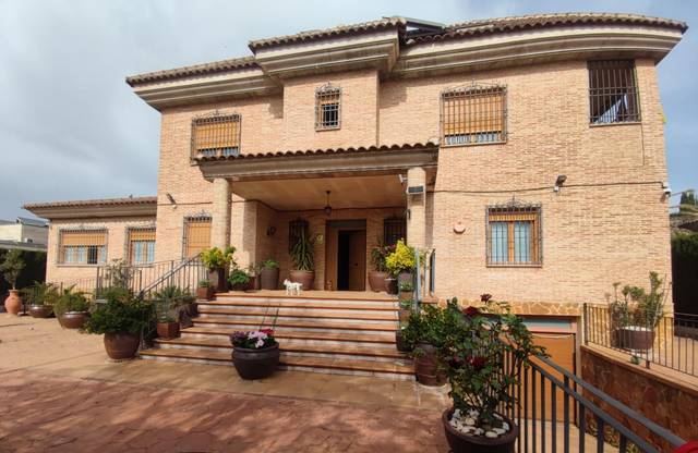 Casa-chalet en Venta en Calle Hierbabuena en Los Rosales