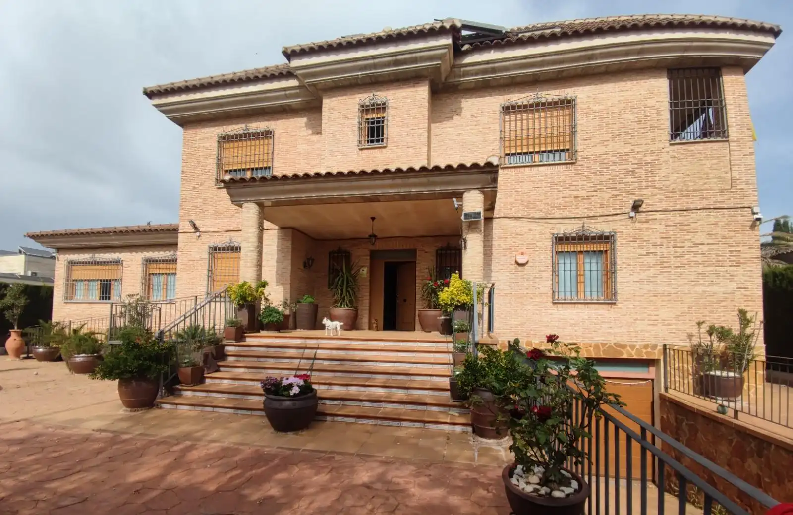 Vista exterior de Casa o xalet en venda en Ciudad Real Capital amb Aire condicionat, Calefacció i Jardí privat