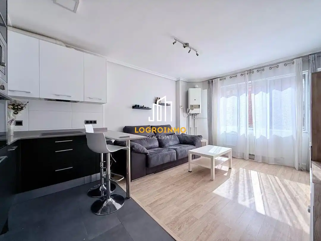 Living room of Flat for sale in  Logroño  with Air Conditioner, Heating and Parquet flooring