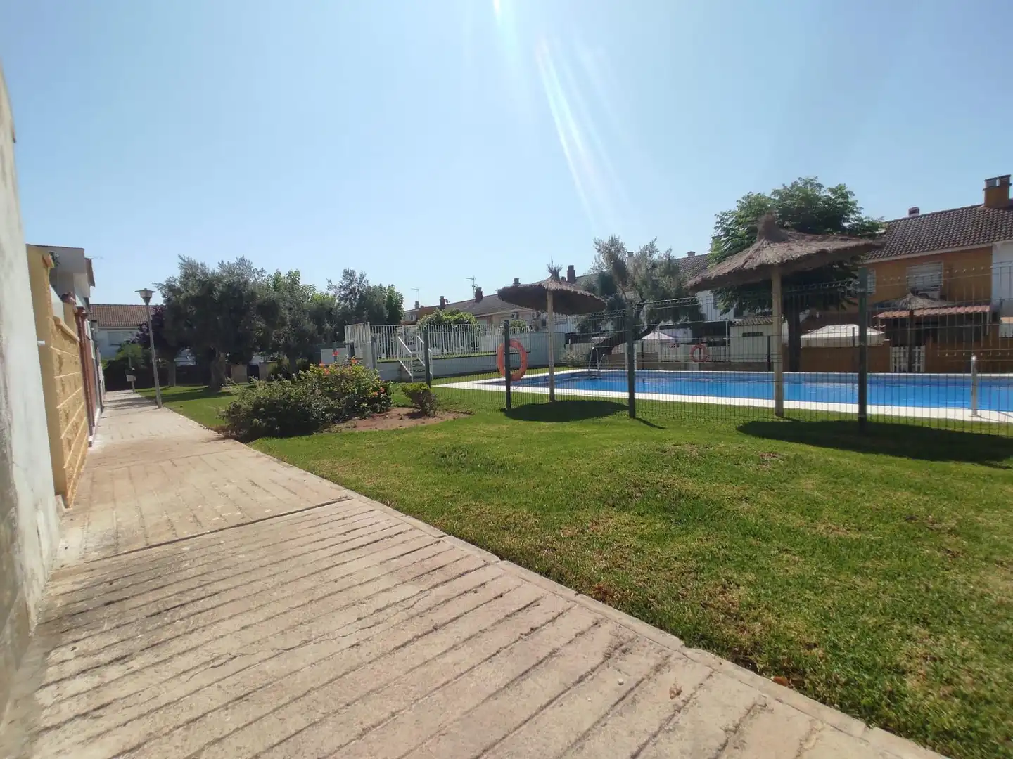 Piscina de Casa adosada de lloguer en Dos Hermanas amb Aire condicionat, Jardí privat i Moblat