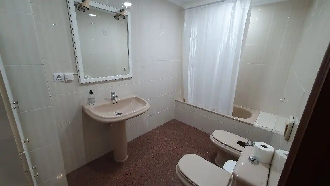 Badezimmer von Wohnung zur Miete in Petrer mit Möbliert, Ofen und Waschmaschine