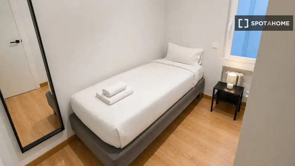 Habitación de Piso para compartir en Madrid con Aire acondicionado, Calefacción y Amueblado
