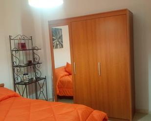 Dormitori de Pis de lloguer en  Granada Capital amb Aire condicionat, Calefacció i Balcó