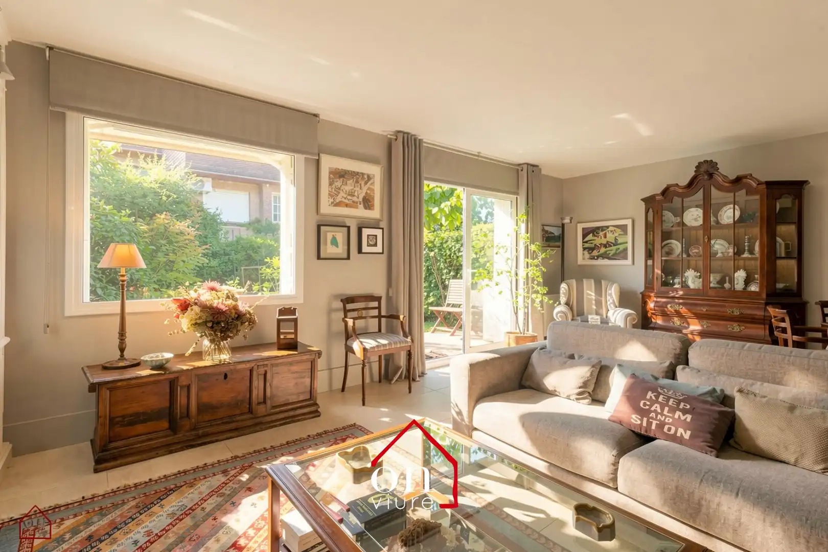 Sala d'estar de Casa adosada en venda en Sant Cugat del Vallès amb Calefacció, Jardí privat i Parquet