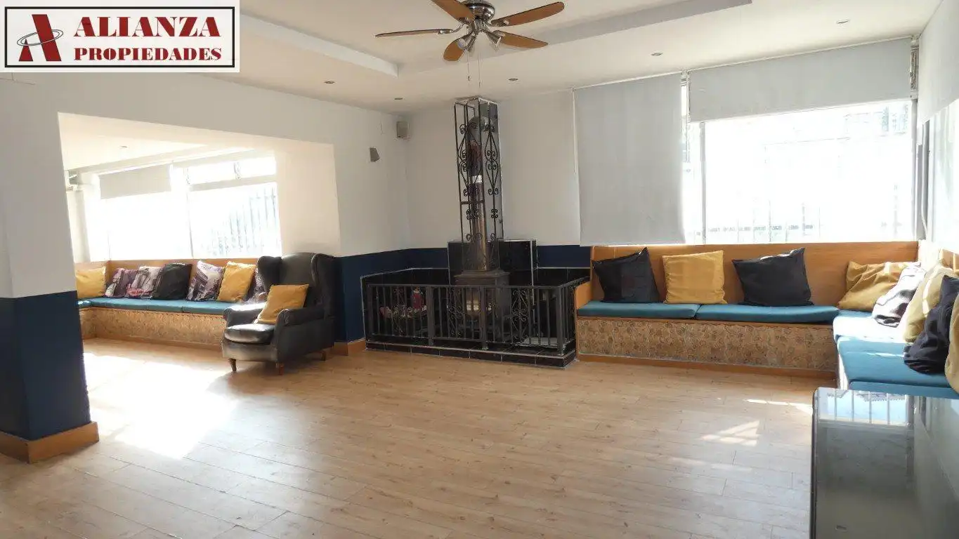 Sala d'estar de Local de lloguer en Benalmádena amb Aire condicionat