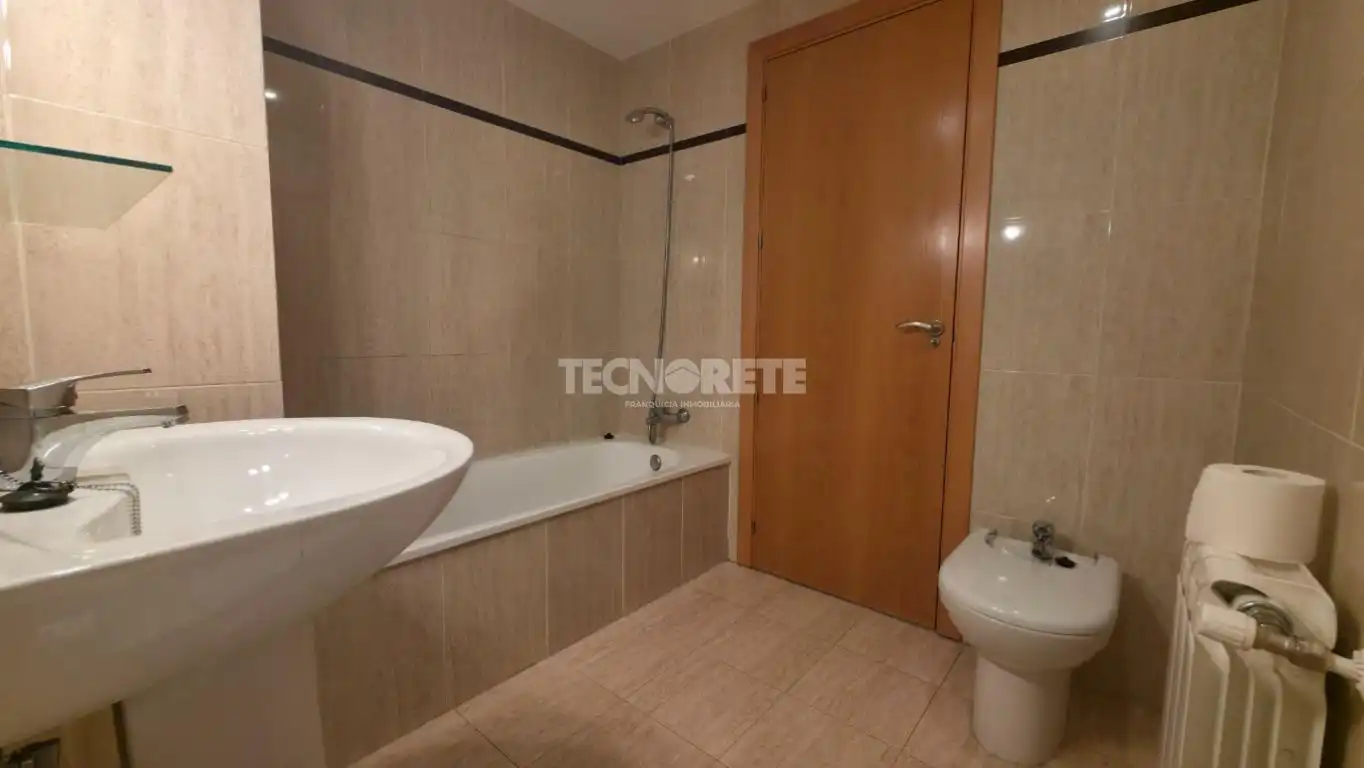 Baño de Piso en venta en Guadalajara con Parquet y Piscina comunitaria