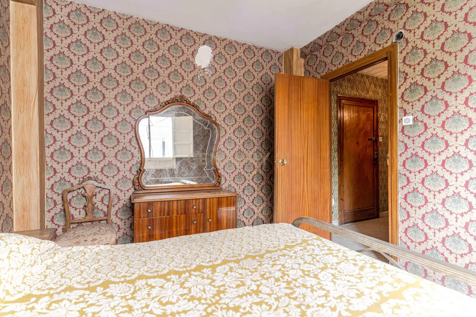 Dormitori de Apartament en venda en Granada amb Balcó