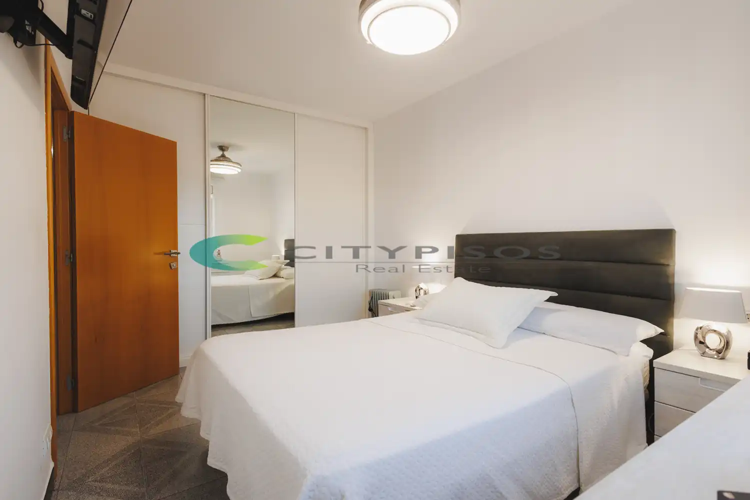 Bedroom of Flat for sale in Barcelona  with Air Conditioner and Oven