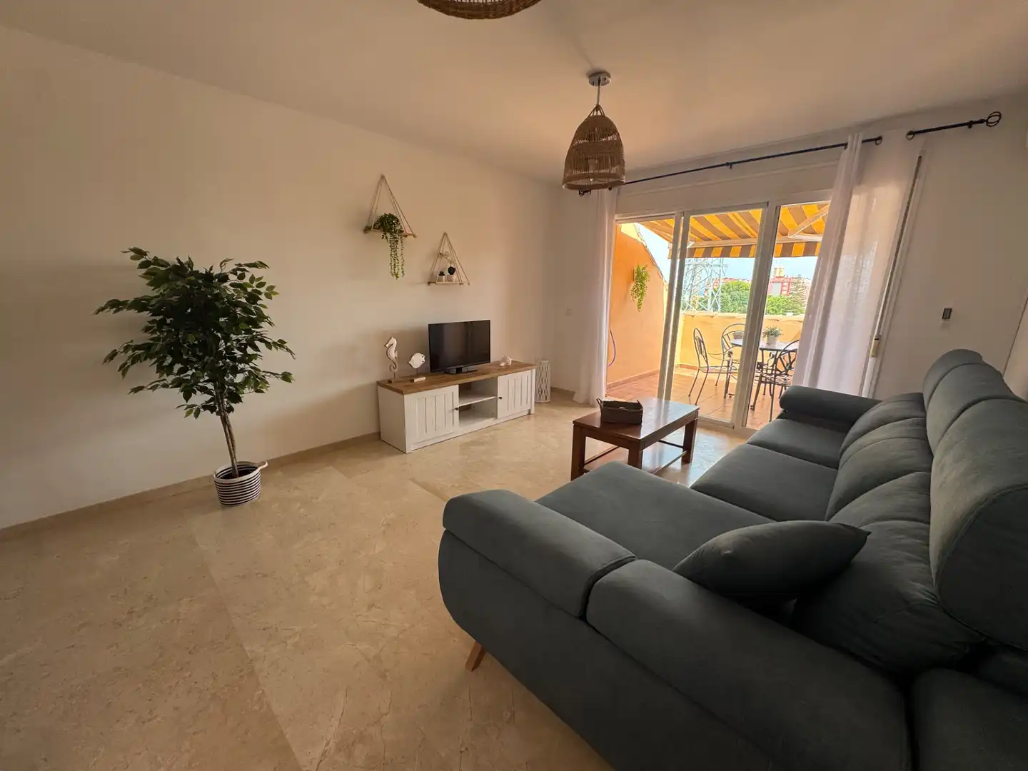 Sala d'estar de Apartament de lloguer en Fuengirola amb Aire condicionat, Terrassa i Moblat
