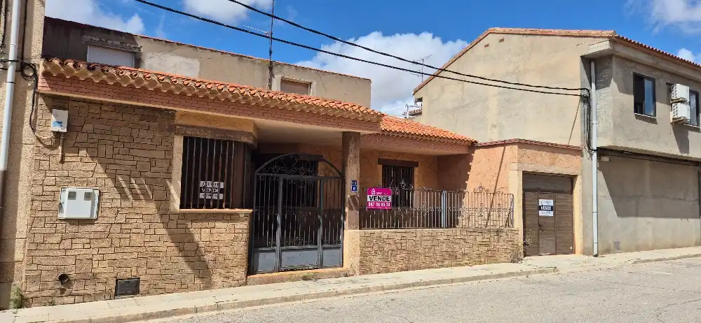 Außenansicht von Einfamilien-Reihenhaus zum Verkauf in Madrigueras