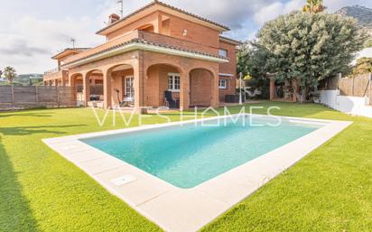 Vista exterior de Casa o xalet en venda en Cabrils amb Aire condicionat, Calefacció i Jardí privat