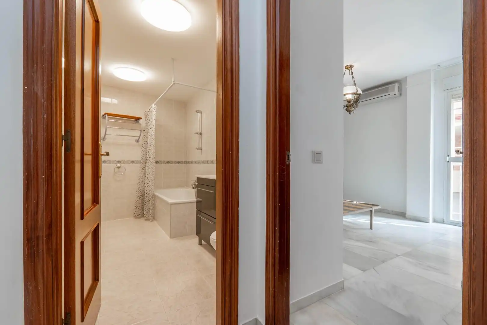 Badezimmer von Wohnung zur Miete in La Zubia mit Klimaanlage