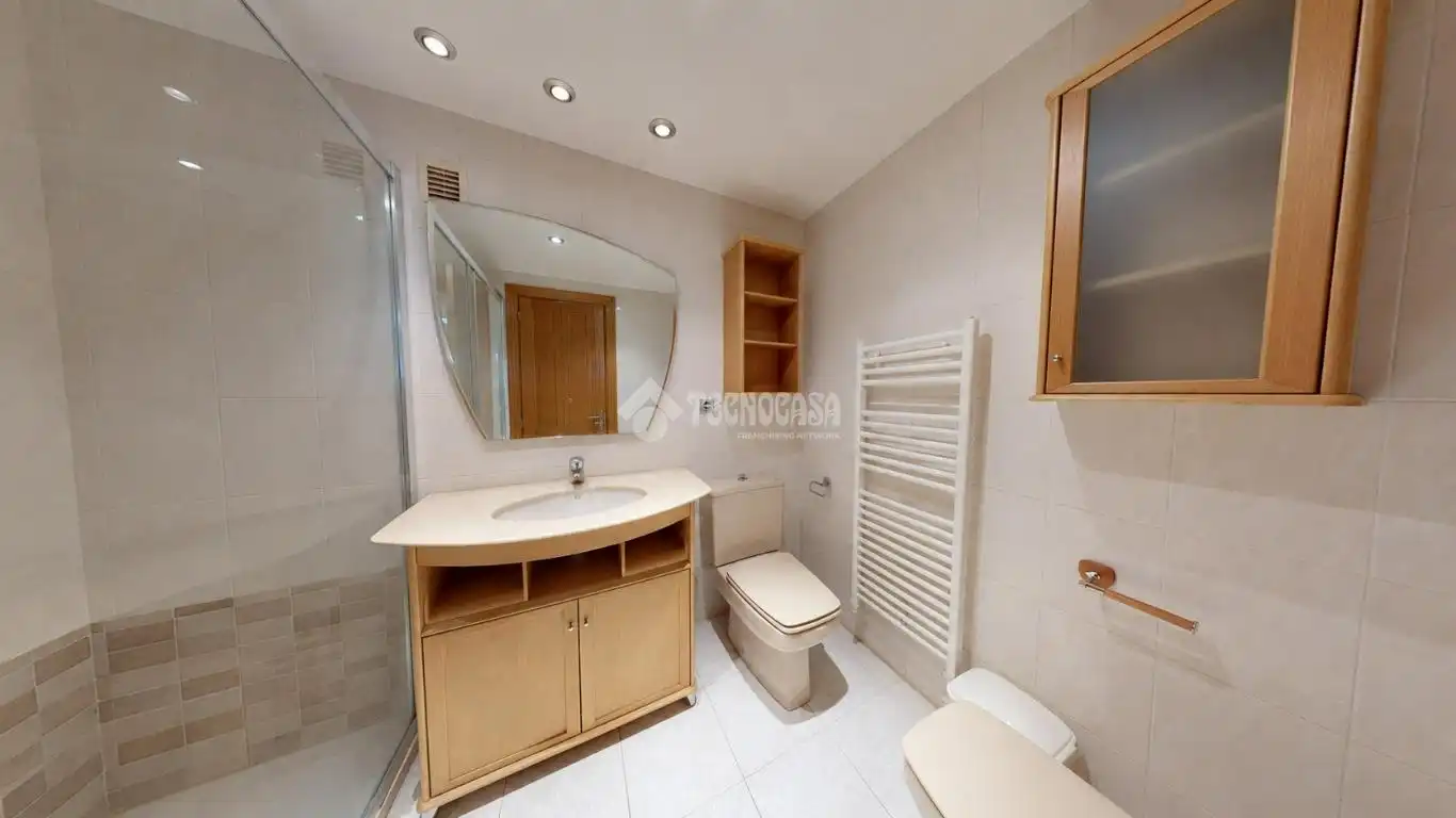 Bathroom of Flat for sale in Valencia  with Air Conditioner, Heating and Balcony