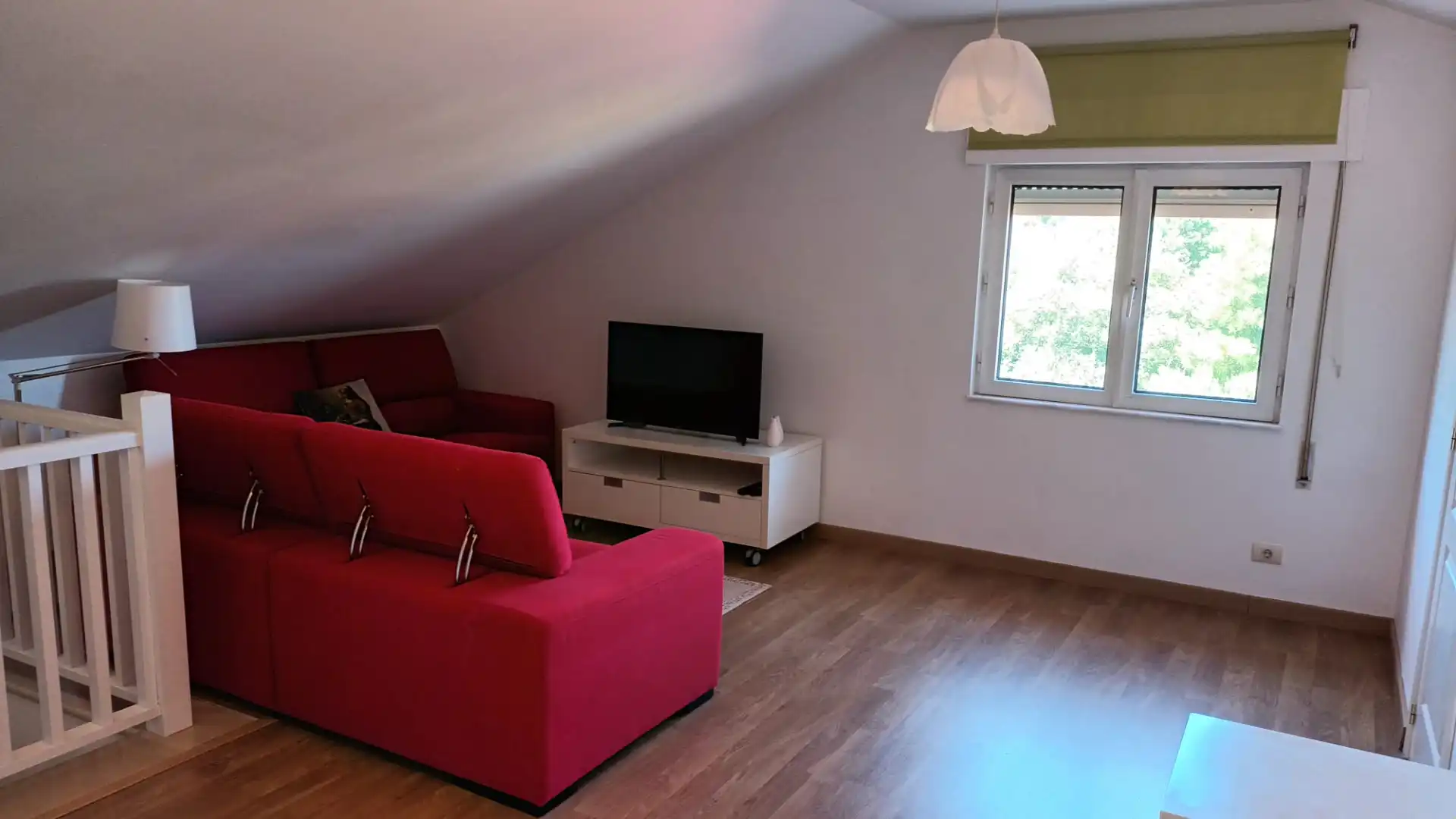 Sala d'estar de Casa o xalet en venda en Muros amb Jardí privat, Piscina i Moblat