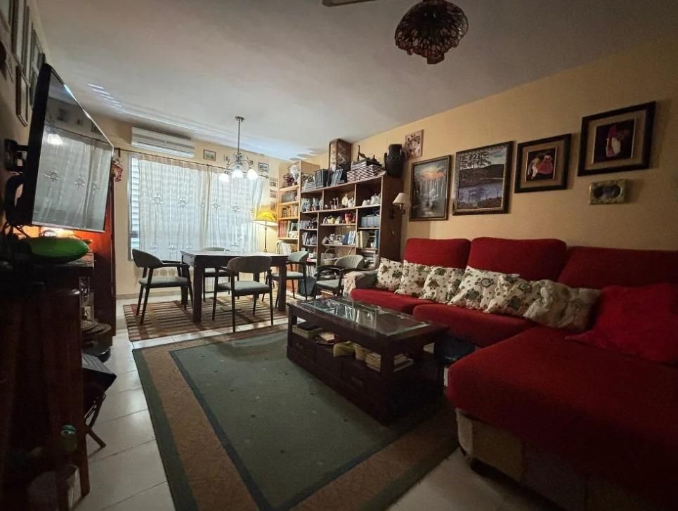 Sala d'estar de Casa adosada en venda en Cáceres Capital amb Jardí privat, Terrassa i Traster