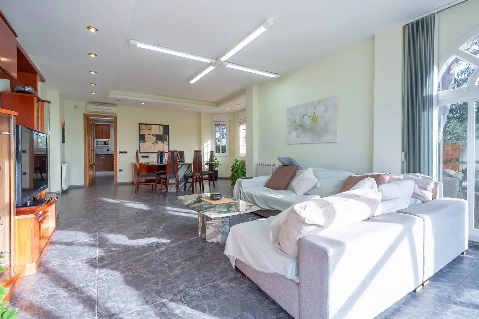 Sala d'estar de Casa o xalet en venda en Castellar del Vallès amb Jardí privat, Terrassa i Balcó