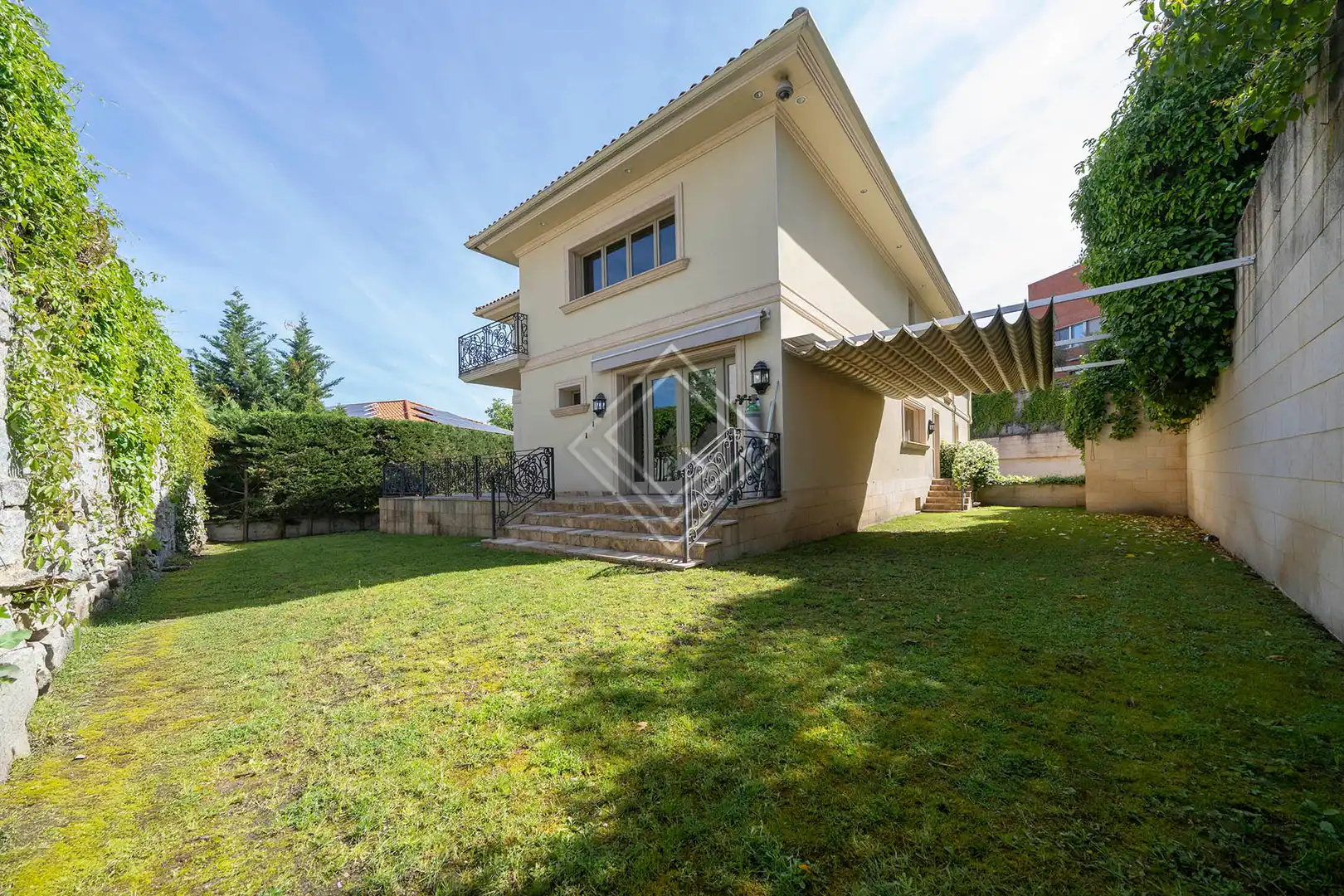 Vista exterior de Casa o chalet en venta en Madrid con Aire acondicionado, Calefacción y Jardín privado