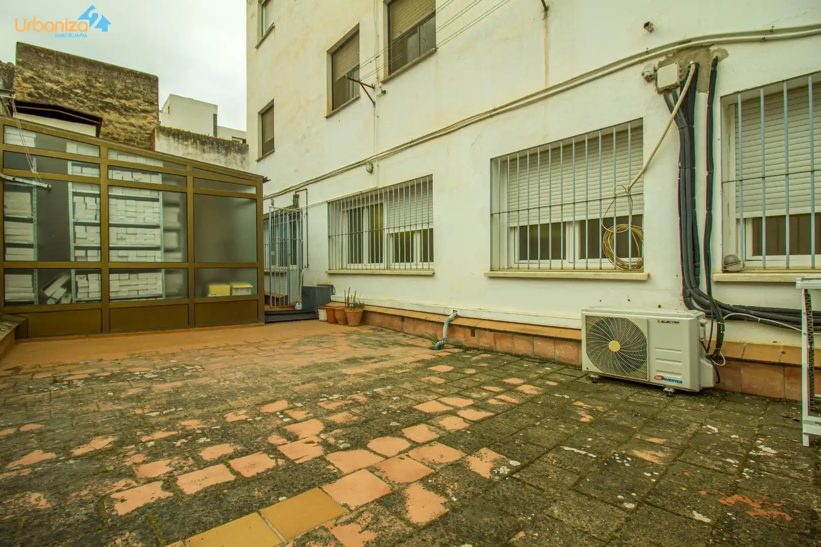 Außenansicht von Büro zum Verkauf in Badajoz mit Klimaanlage und Abstellraum