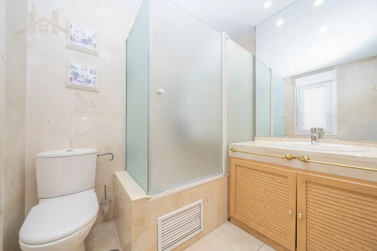 Bathroom of Flat for sale in Boadilla del Monte  with Air Conditioner, Heating and Storage room