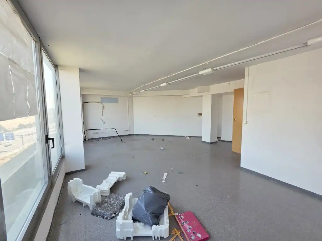 Office space with lift for sale in Can Borrell, imagen 3