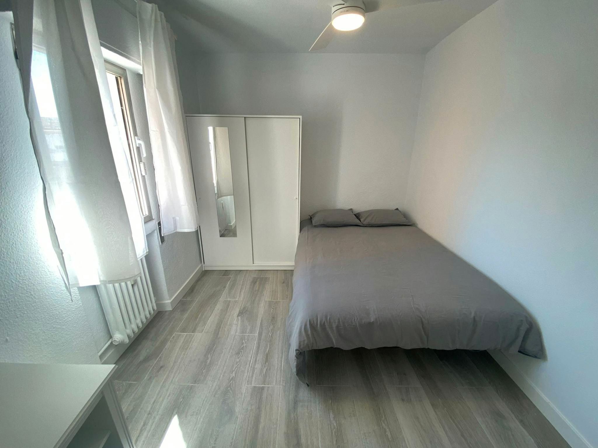 Bedroom of Flat to share in  Madrid Capital  with Heating, Furnished and Washing machine