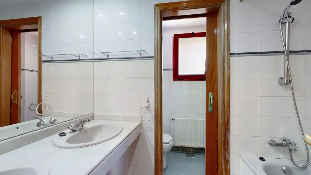 Bathroom of Flat for rent in Madrid  with Air Conditioner, Heating and Private garden