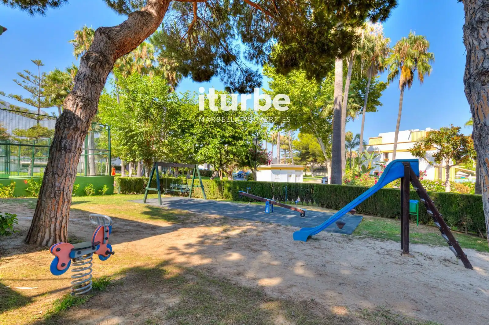 Jardí de Casa adosada de lloguer en Marbella amb Aire condicionat, Calefacció i Piscina