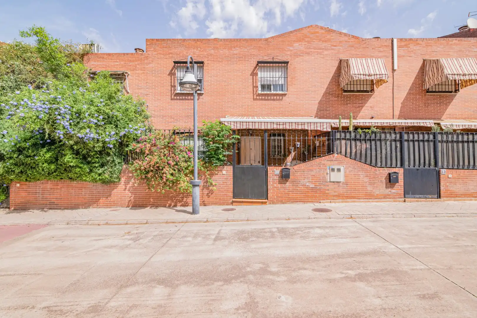 Vista exterior de Casa adosada en venta en Granada con Aire acondicionado y Calefacción