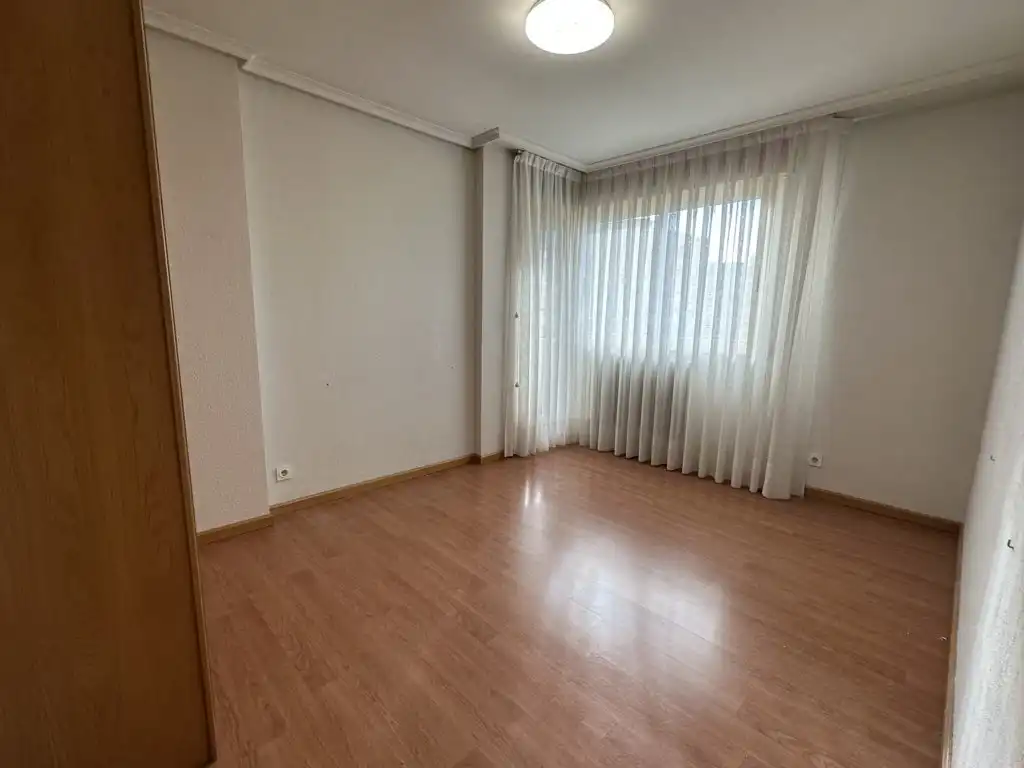 Habitación de Piso en venta en  Logroño con Calefacción, Parquet y Terraza