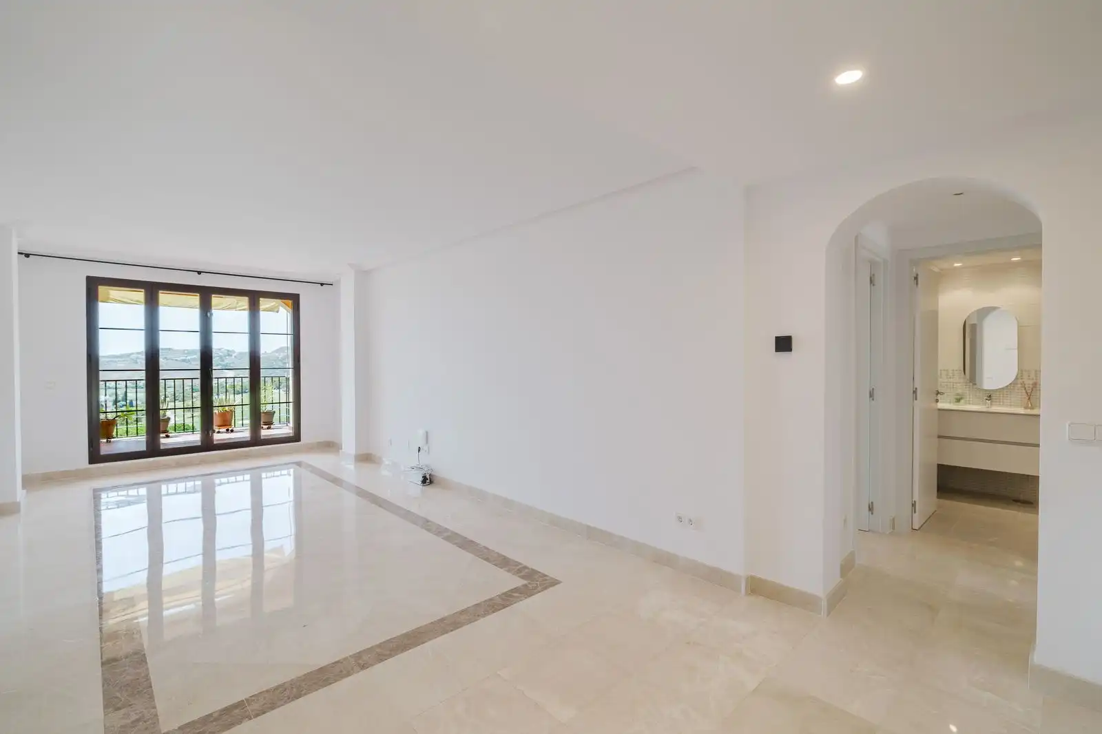Flat for sale in Benahavís  with Air Conditioner, Terrace and Alarm
