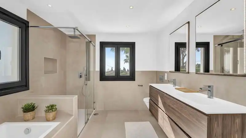 Bany de Casa o xalet de lloguer en Marbella amb Aire condicionat, Calefacció i Jardí privat