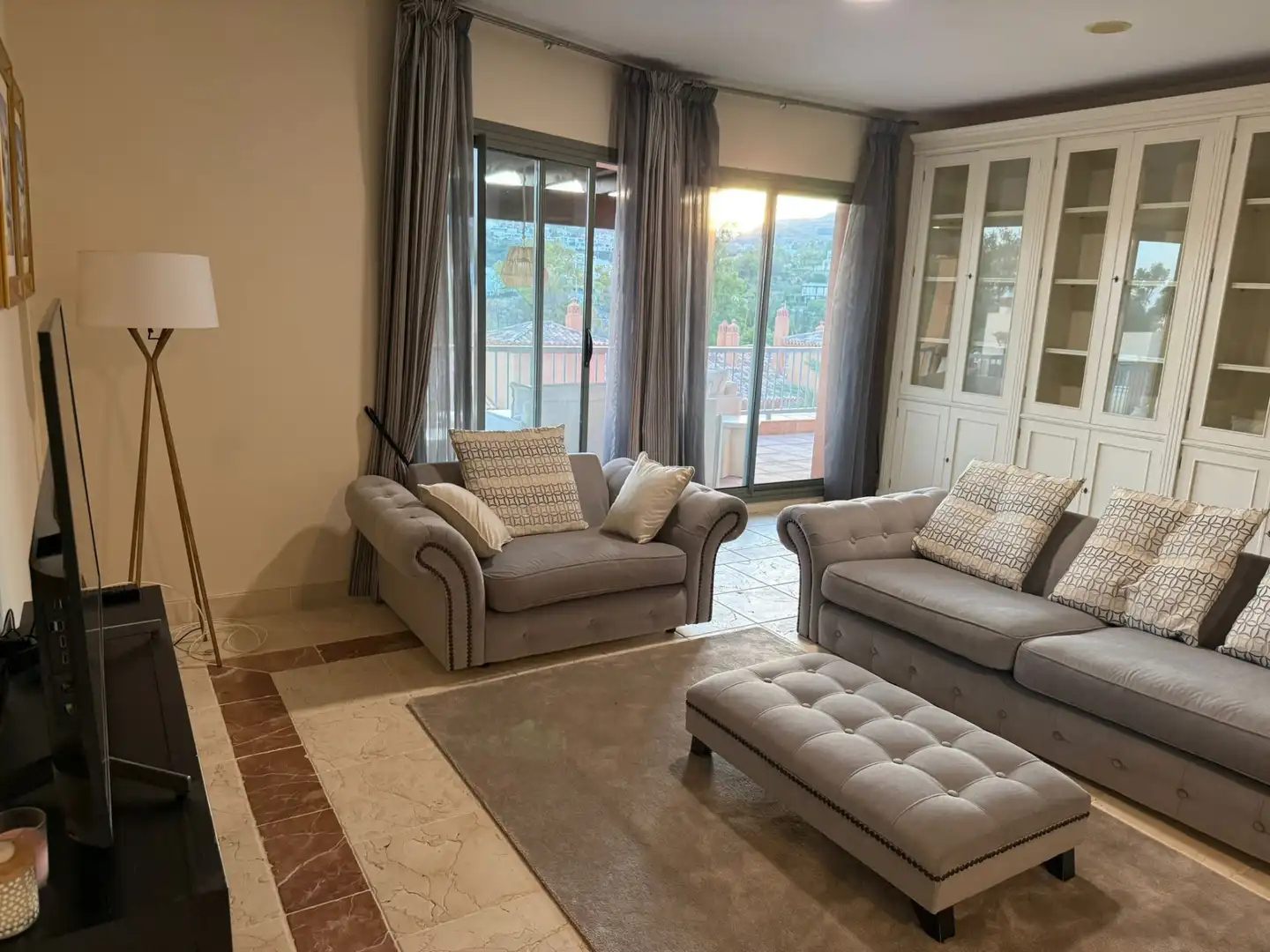 Sala d'estar de Àtic de lloguer en Estepona amb Aire condicionat, Terrassa i Piscina