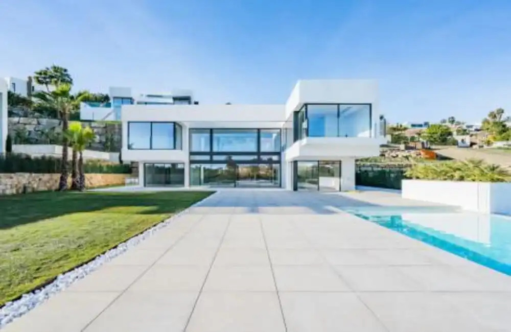 Vista exterior de Casa o xalet de lloguer en Benahavís amb Aire condicionat, Jardí privat i Terrassa