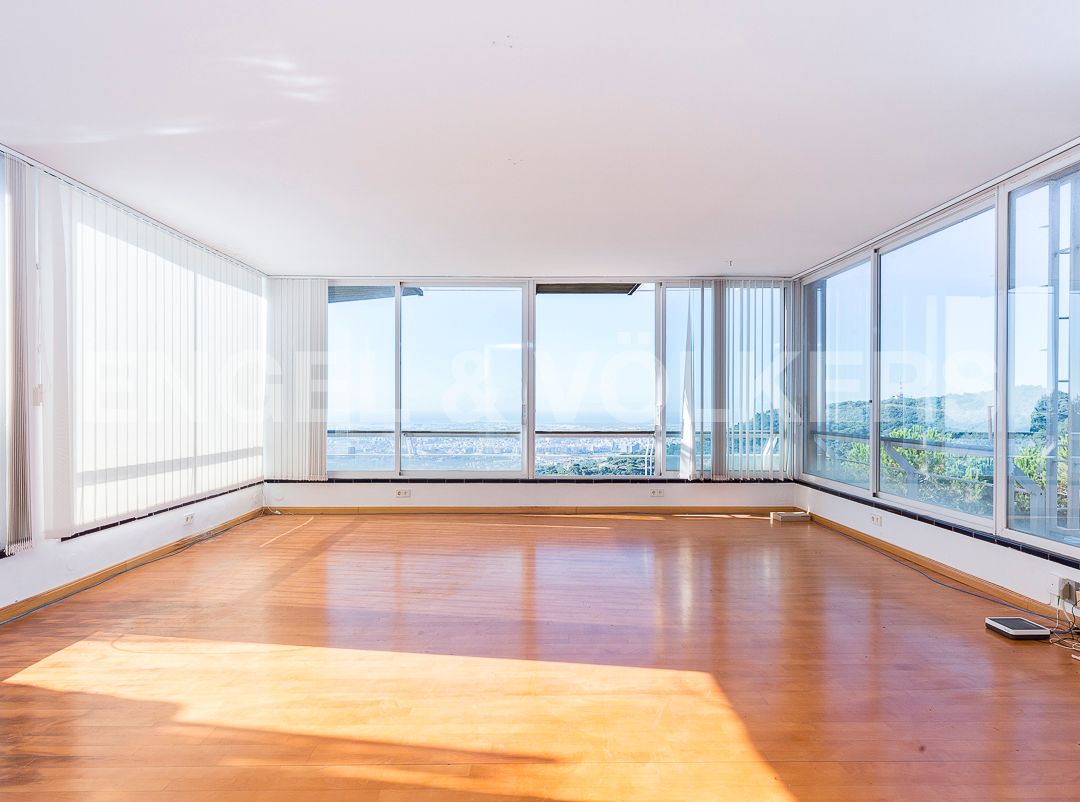 Sala d'estar de Casa o xalet en venda en  Barcelona Capital amb Calefacció, Jardí privat i Parquet