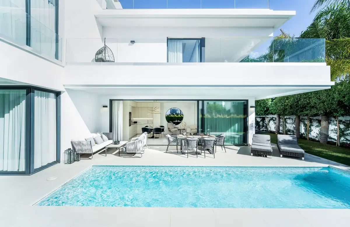 Chalet con piscina en venta en Nueva Andalucía
