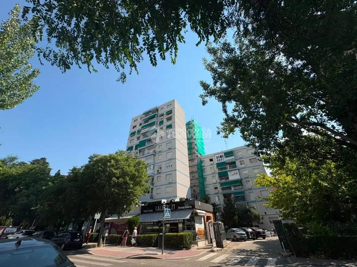 Außenansicht von Wohnung zum Verkauf in Madrid mit Heizung, Parkett und Terrasse