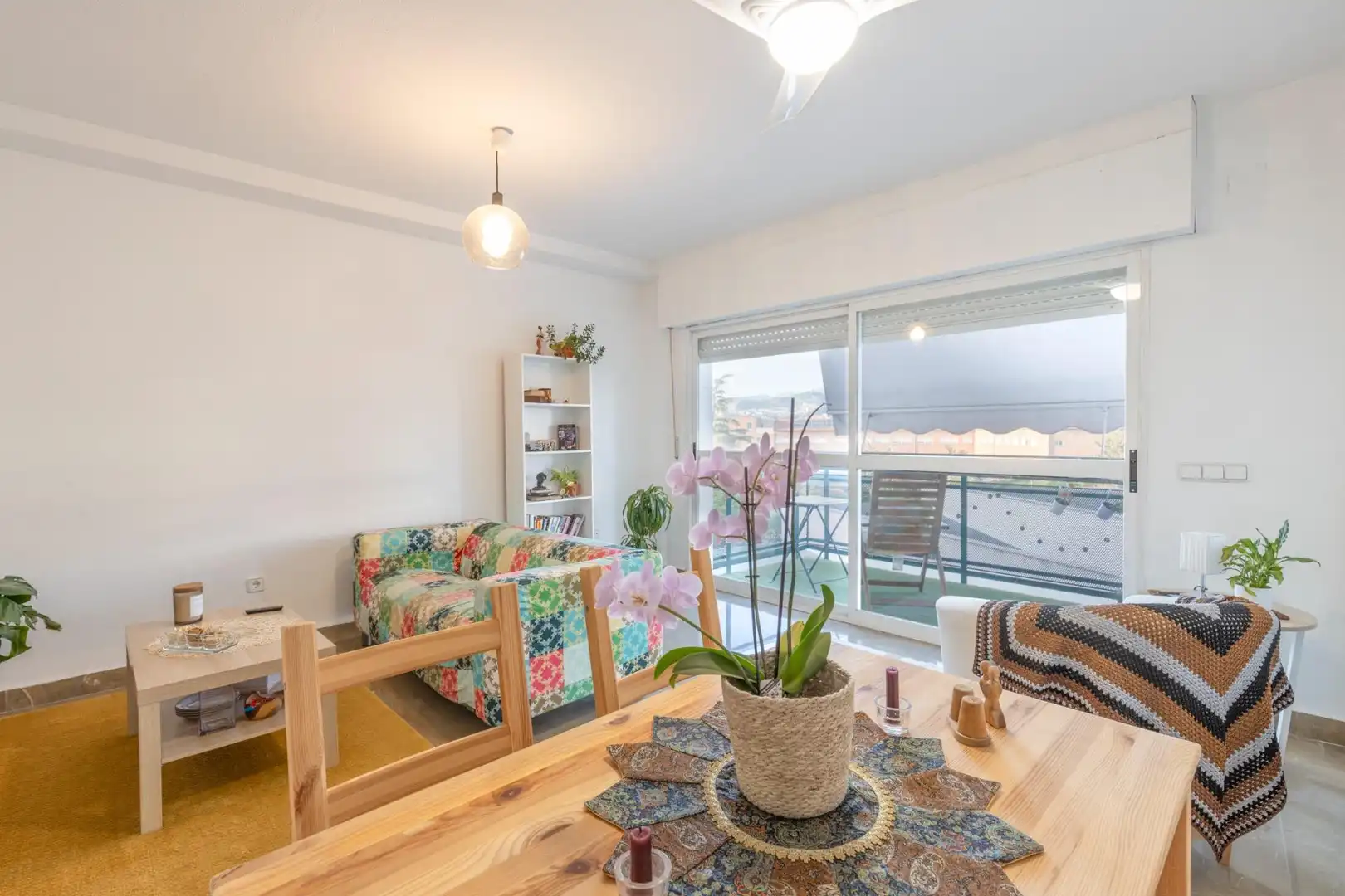 Living room of Flat for sale in Granada  with Balcony and Community pool