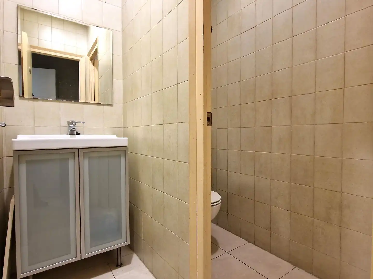 Baño de Local de alquiler en Girona con Aire acondicionado