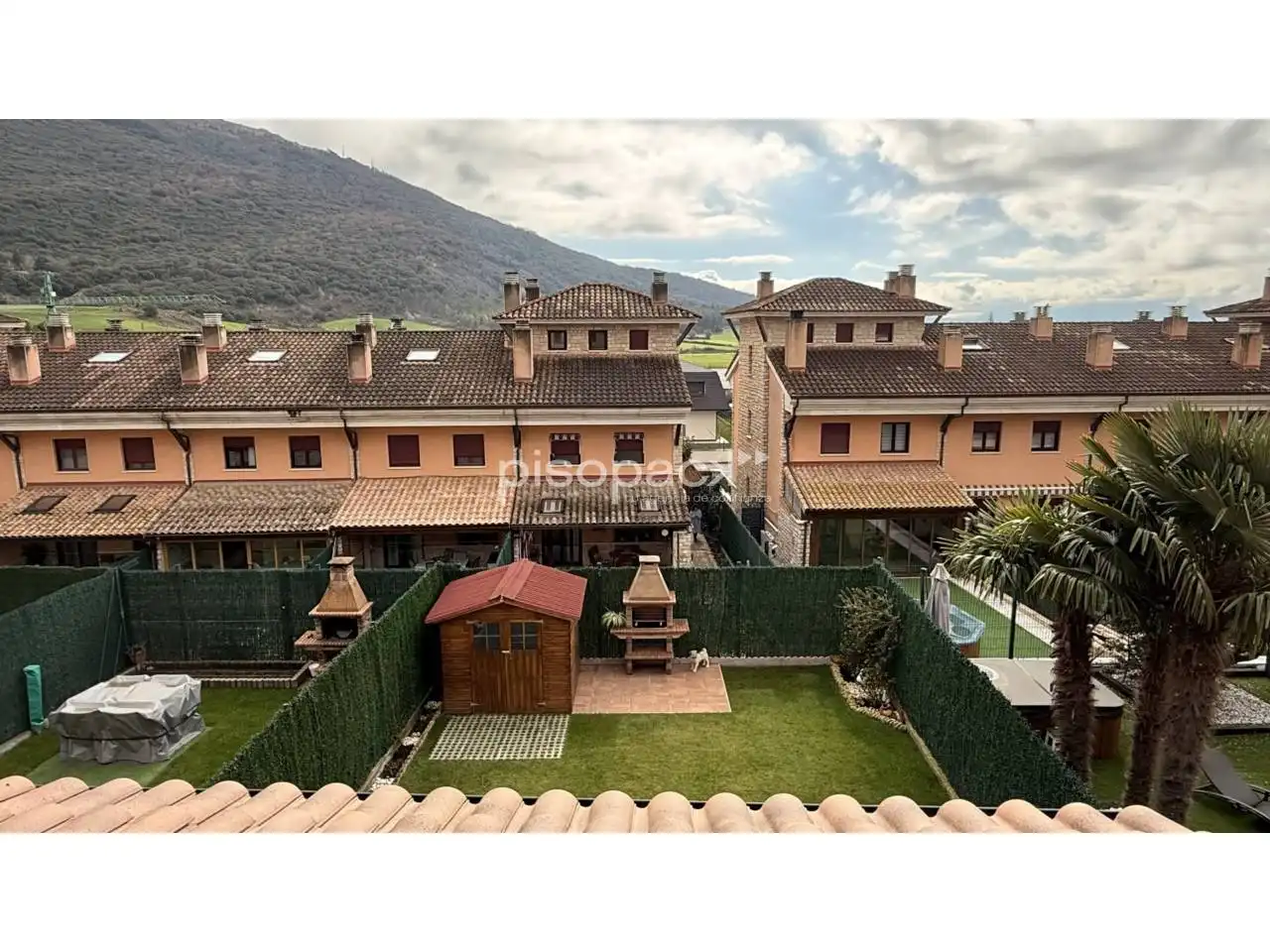 Vista exterior de Casa adosada en venta en Berrioplano / Berriobeiti con Calefacción, Jardín privado y Parquet