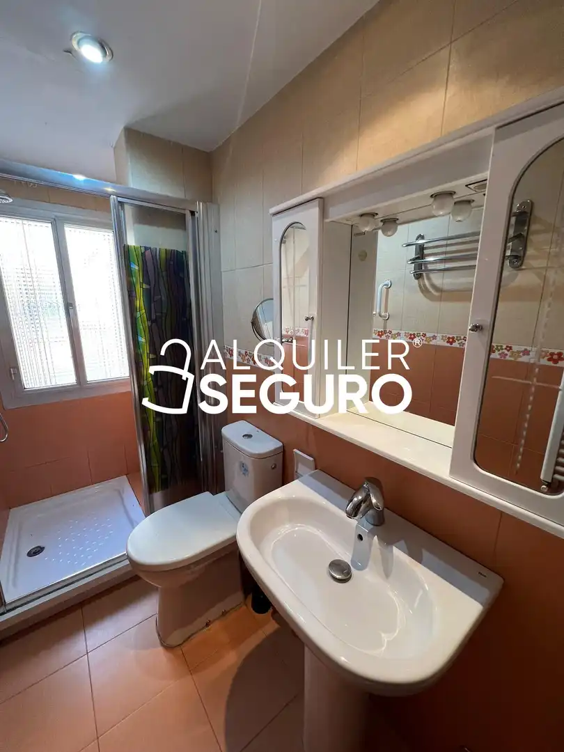 Badezimmer von Wohnung zur Miete in Madrid mit Klimaanlage, Heizung und Terrasse