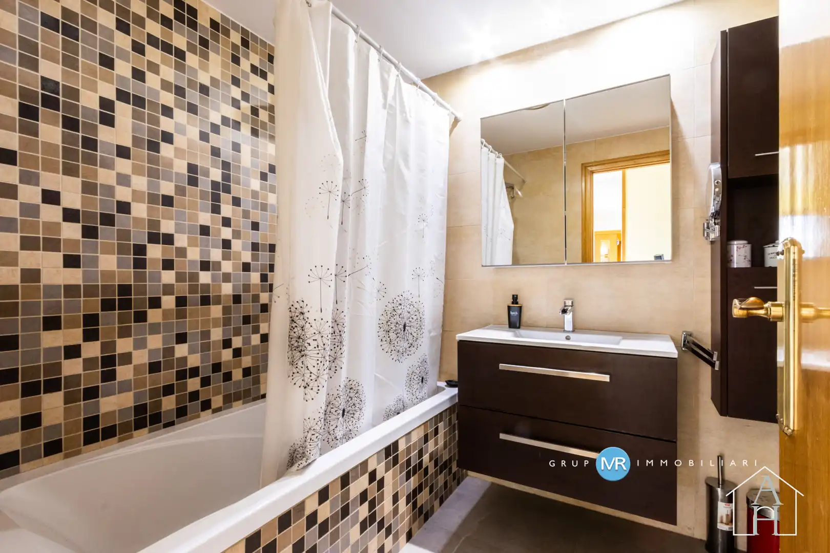 Bathroom of Flat for sale in Terrassa  with Air Conditioner, Heating and Parquet flooring