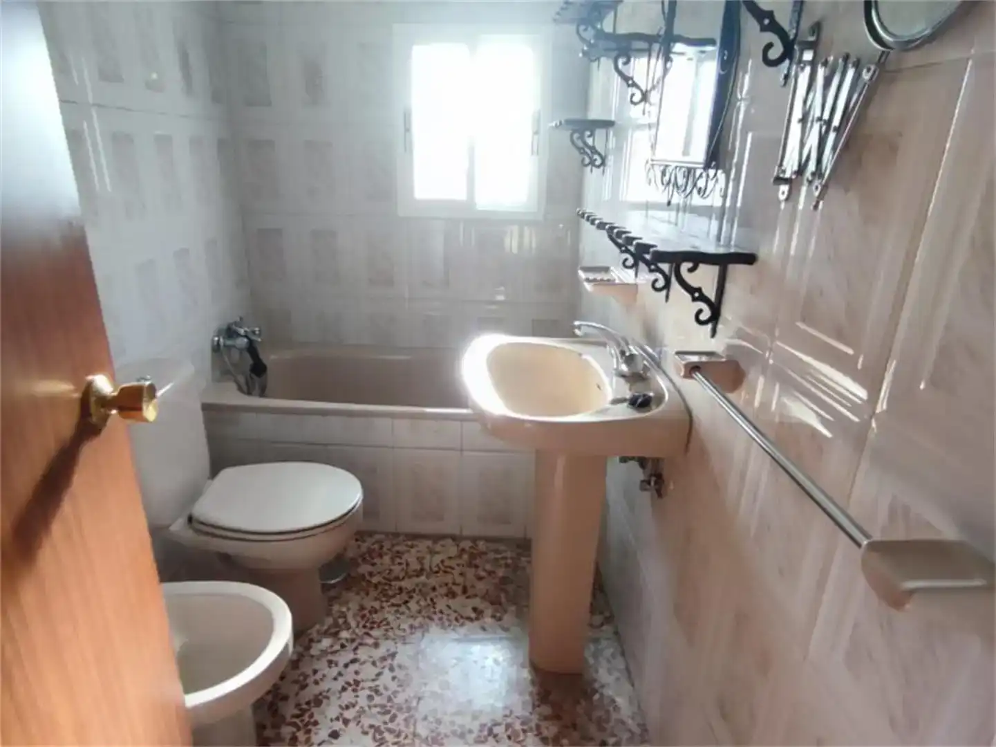 Badezimmer von Wohnung zum Verkauf in Igualeja mit Klimaanlage, Parkett und Abstellraum