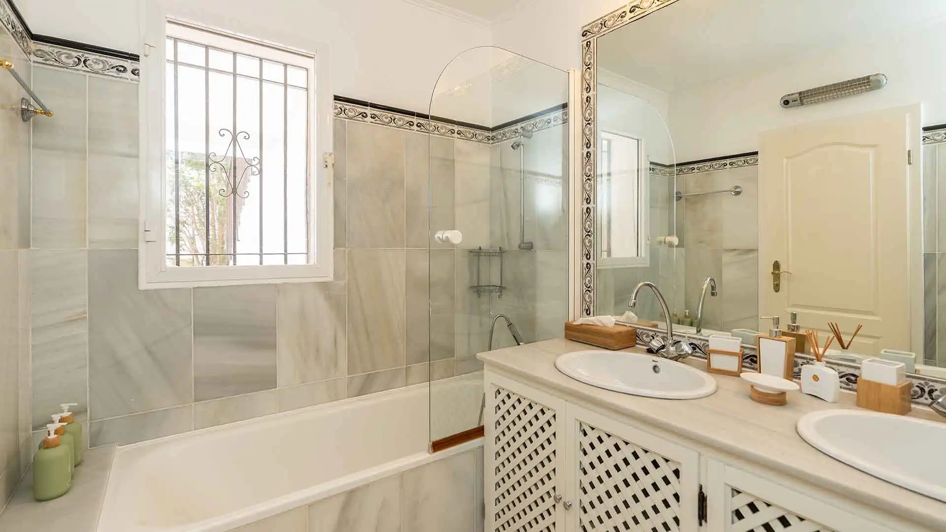 Baño de Casa o chalet en venta en Marbella con Aire acondicionado, Jardín privado y Terraza