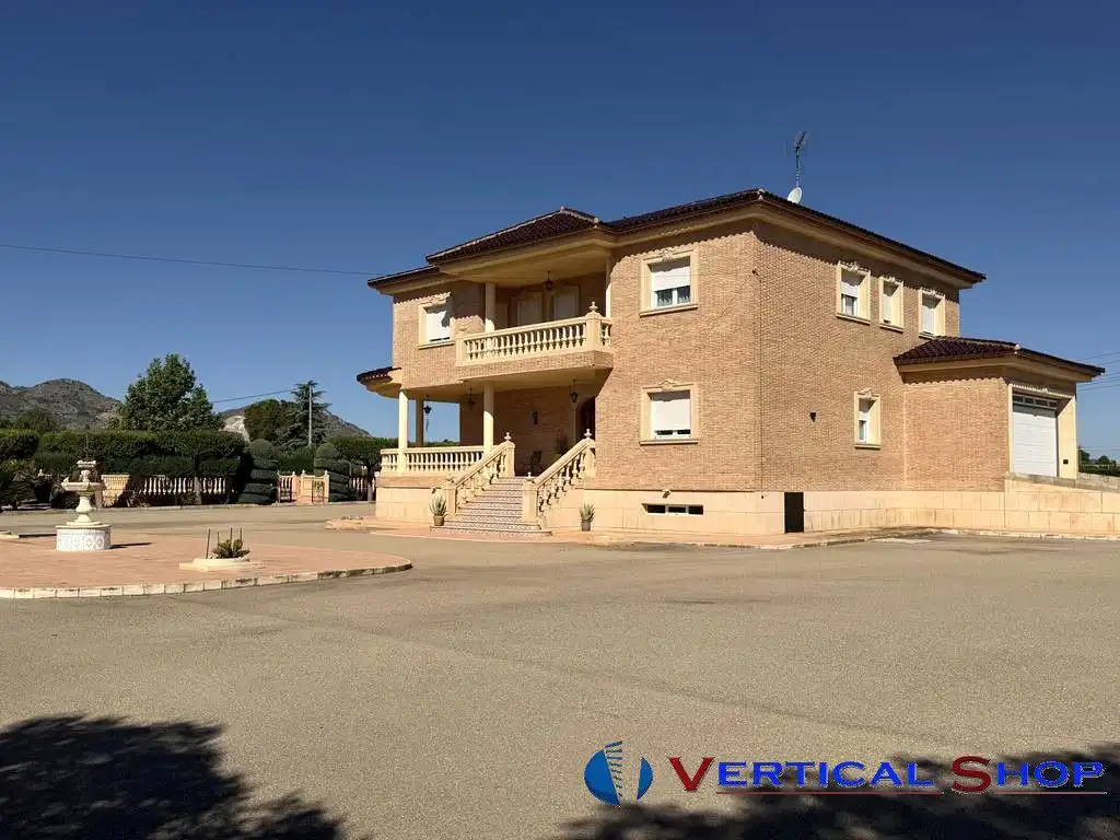 Vista exterior de Casa o xalet en venda en Yecla amb Aire condicionat i Calefacció