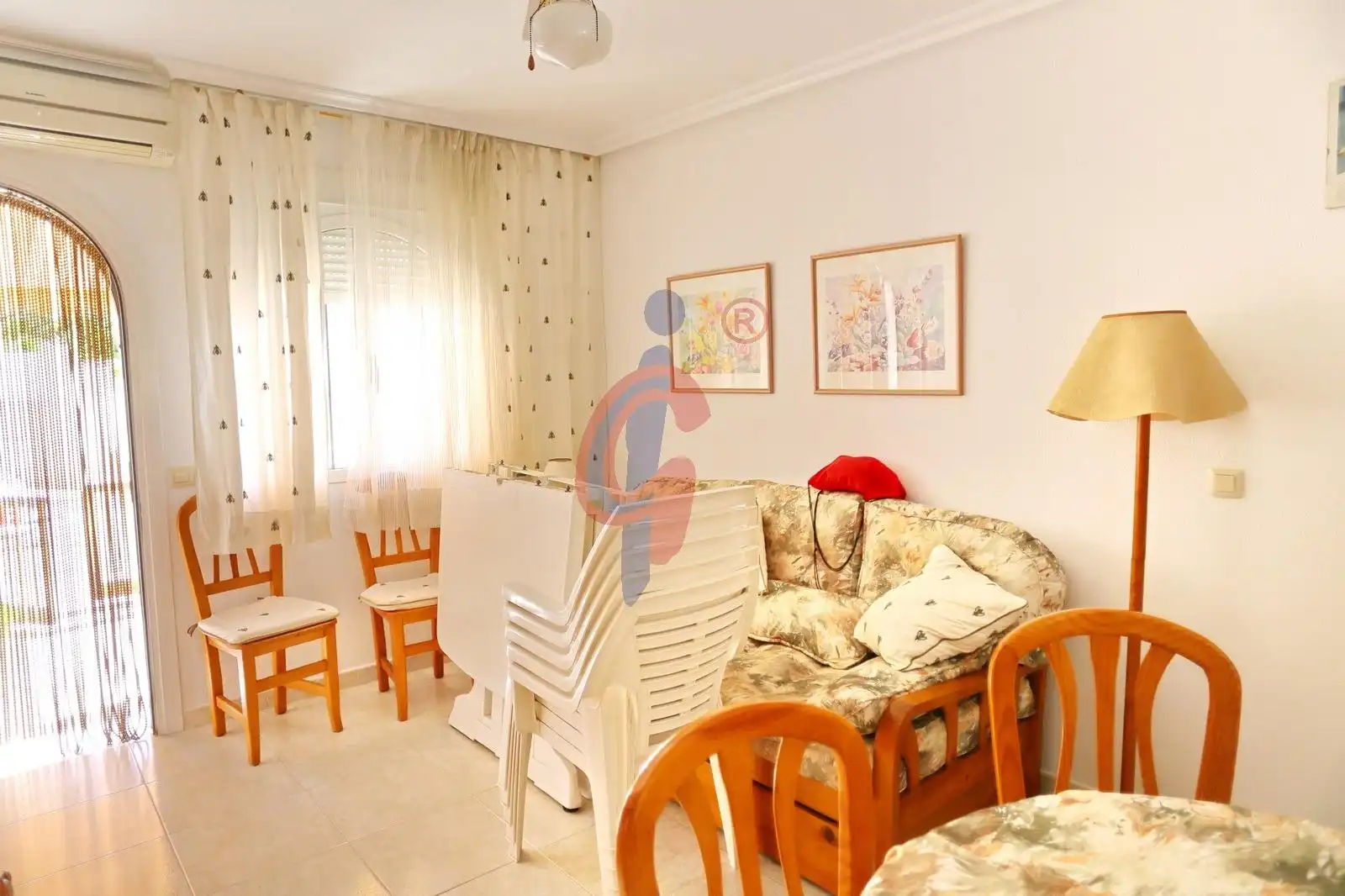 Sala d'estar de Casa adosada en venda en Guardamar del Segura amb Jardí privat, Terrassa i Moblat