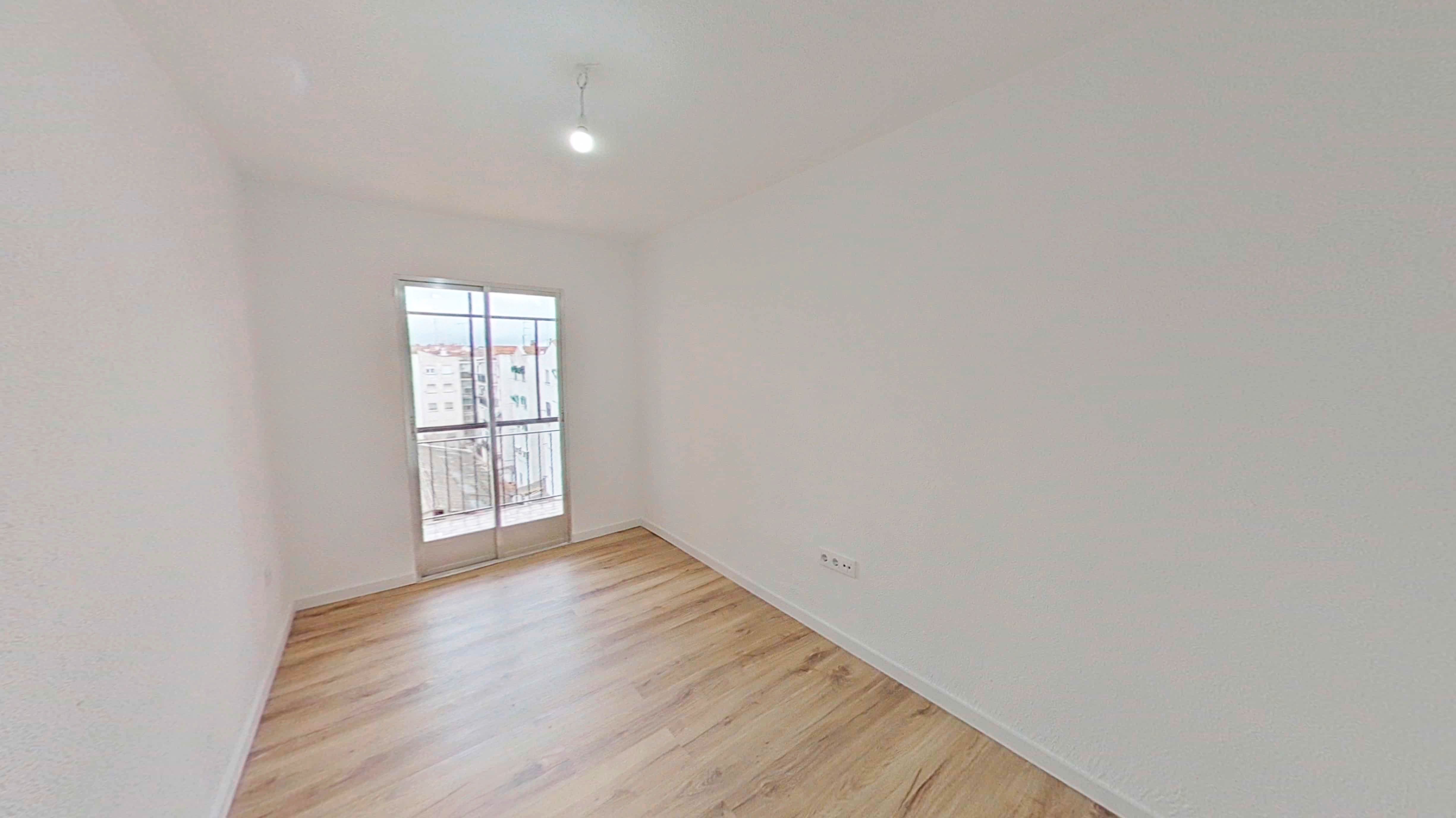 Habitación de Piso de alquiler en  Madrid Capital con Terraza, Horno y Se aceptan mascotas