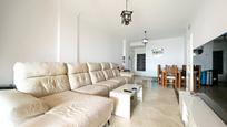 Sala d'estar de Planta baixa en venda en Manilva amb Aire condicionat, Jardí privat i Terrassa